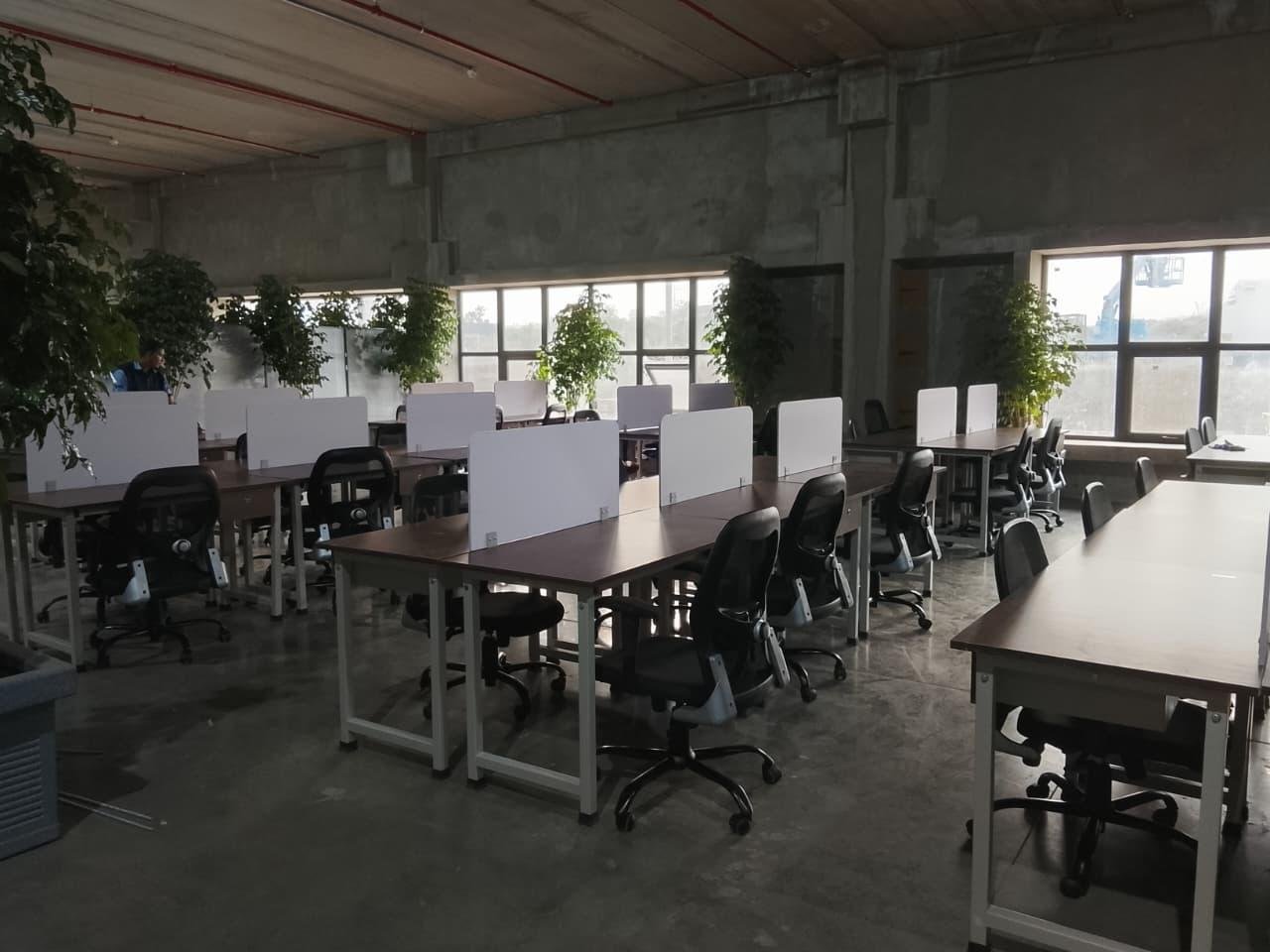 Workstations with partition screens on rent in Pune